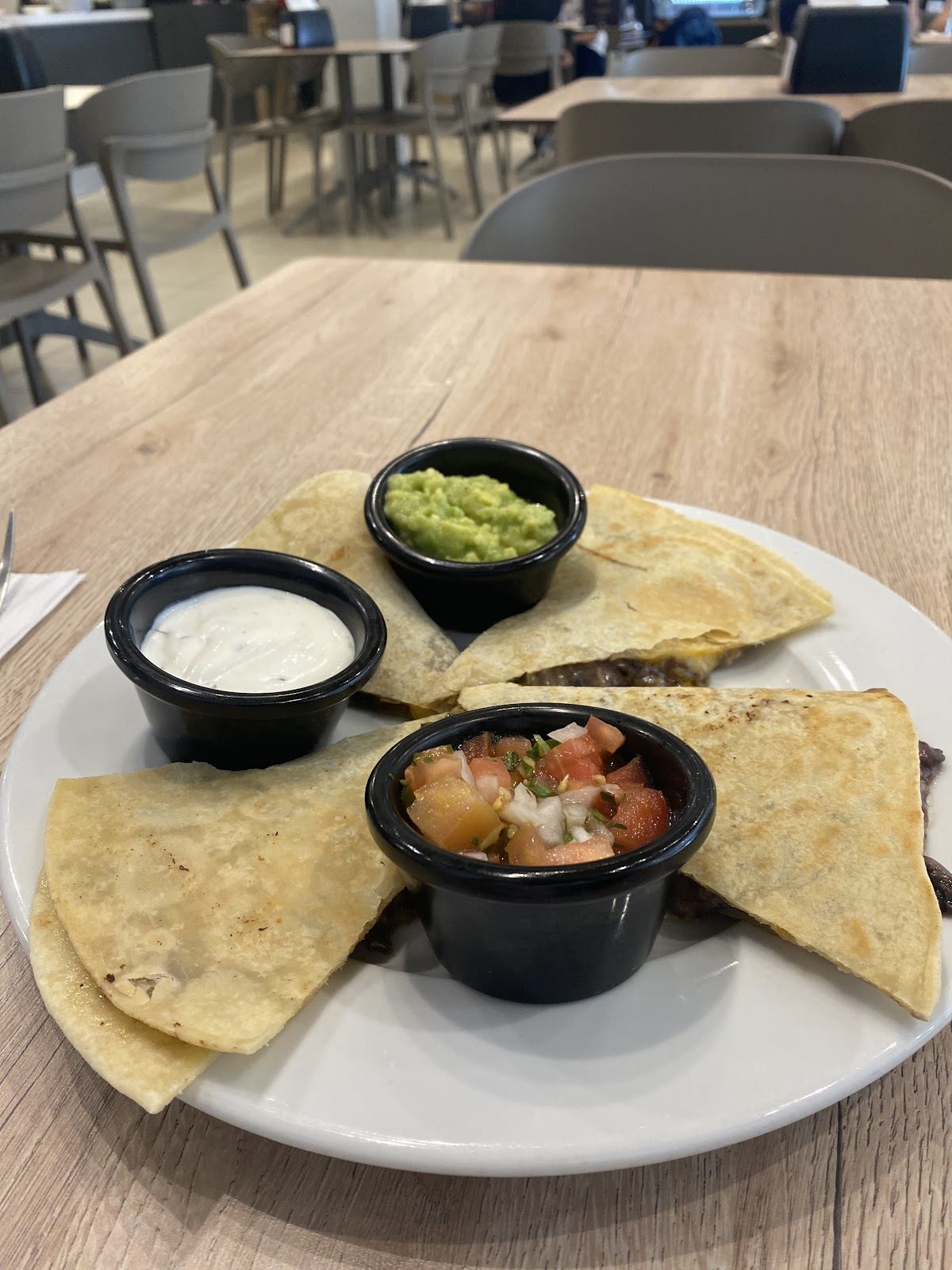 Quesadilla con salsas