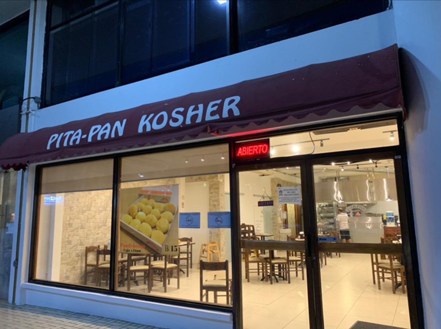 Local de Pita Pan Kosher en Punta Paitilla de noche